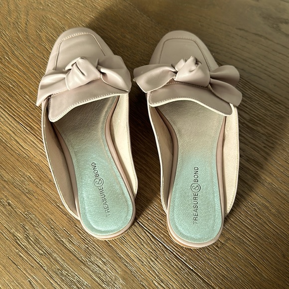 Treasure & Bond Bow Slides - Picture 2 of 3